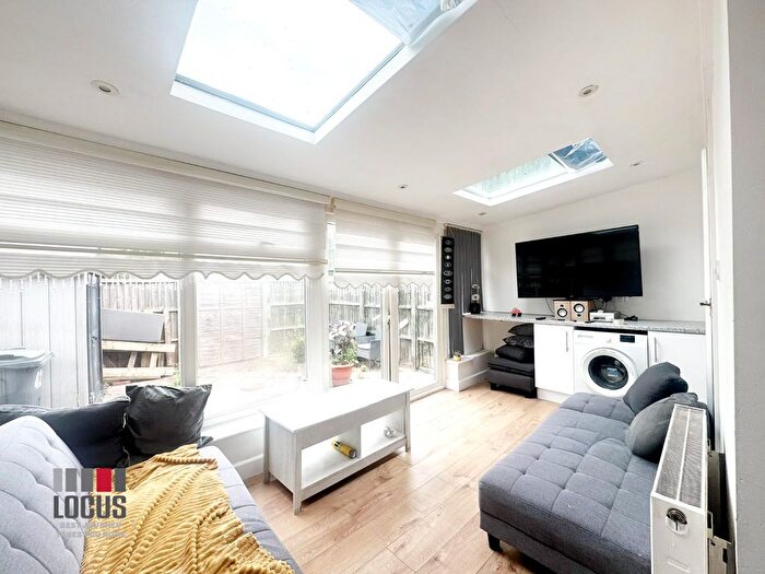 2 Bedroom Flat To Rent In Chalfont Walk, Woodford, IG8