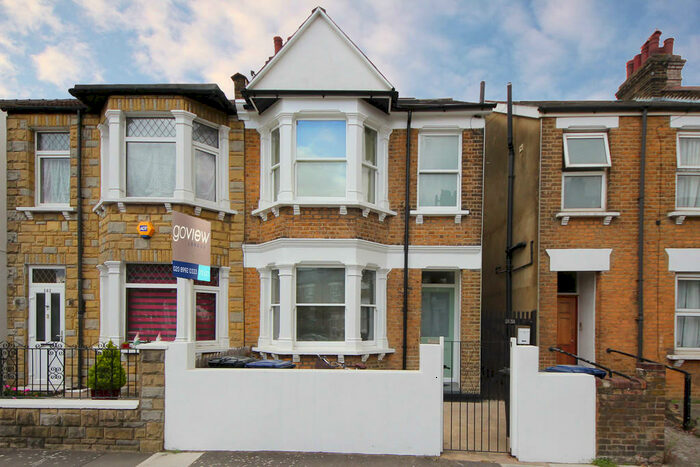 3 Bedroom Apartment To Rent In Wells House Road, NW10