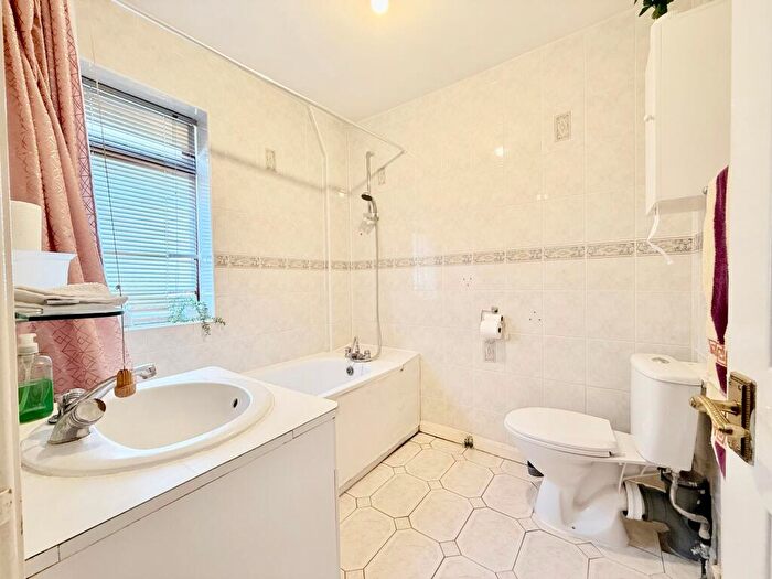 3 Bedroom Detached Bungalow For Sale In Grasmere Avenue, Luton, LU3