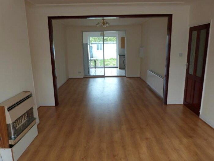 3 Bedroom Flat To Rent In Nightingale Road, Edmonton, N9