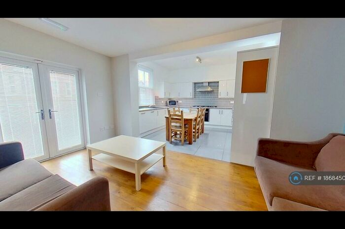 7 Bedroom End Of Terrace House To Rent In Derby Road, Nottingham, NG7