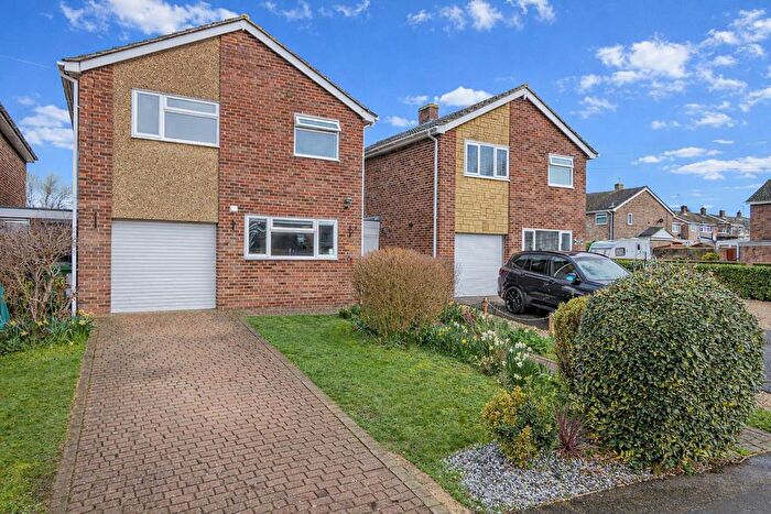 3 Bedroom Link Detached House For Sale In Brinkinfield Road, Chalgrove, OX44