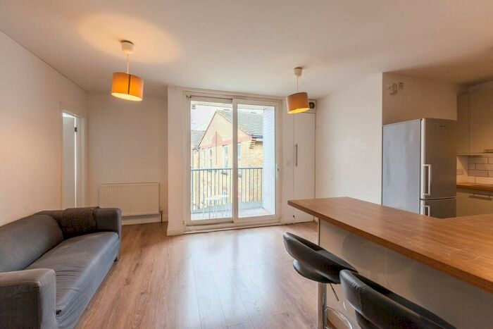 3 Bedroom Flat To Rent In St Leonards Street, Bow, London, E3