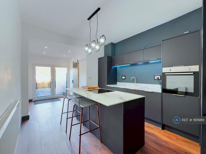 2 Bedroom End Of Terrace House To Rent In Park Street, Chesterfield, S40