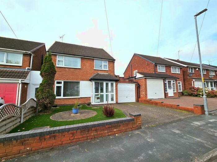 3 Bedroom Detached House To Rent In Beacon Road, Great Barr, Birmingham, B43