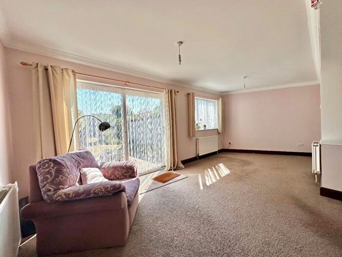 2 Bedroom Bungalow For Sale In Court Avenue, Harold Wood, RM3