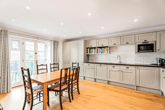 3 Bedroom Flat For Sale In Cattley Close, Barnet, EN5
