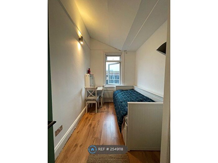Studio To Rent In Clapham Park Road, London, SW4