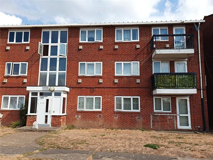 2 Bedroom Flat For Sale In Grampian Way, Slough, Berkshire, SL3