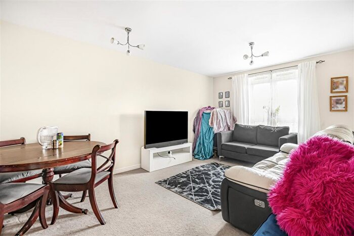2 Bedroom Flat For Sale In Holyhead Mews, Cippenham, Slough, SL1