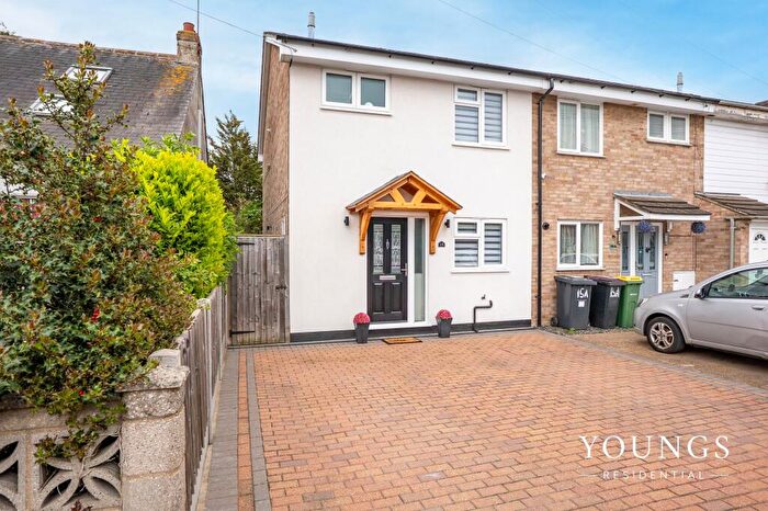 3 Bedroom End Of Terrace House For Sale In Warwick Drive, Rochford, SS4