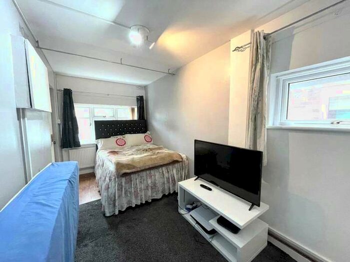 1 Bedroom Apartment To Rent In West Green Drive, Crawley, West Sussex, RH11