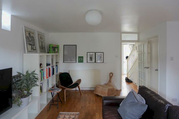 2 Bedroom Detached House To Rent In Samuel Close, London, E8