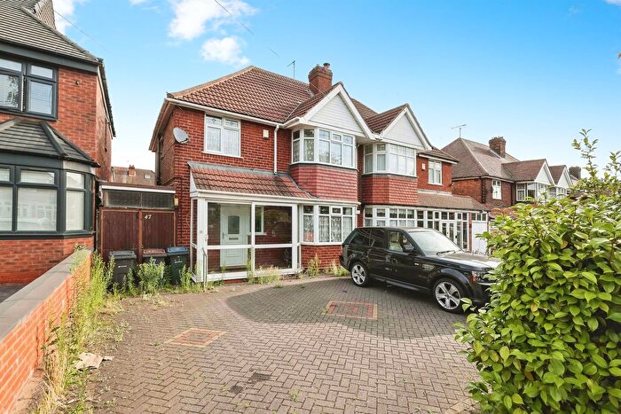 3 Bedroom Semi-detached House For Sale In Sandhurst Avenue, Birmingham, B36