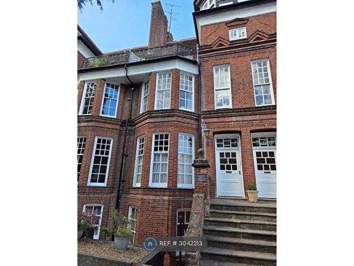 1 Bedroom Flat To Rent In De Montfort Court, Leicester, LE2