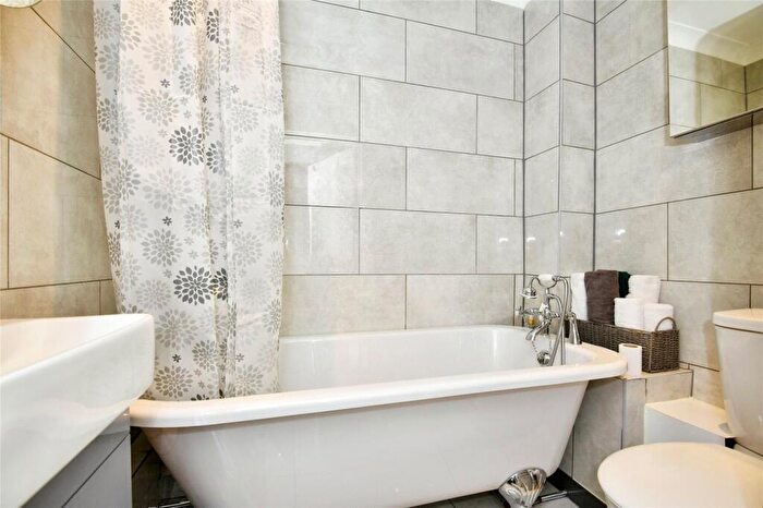 2 Bedroom Flat For Sale In Estuary Reach, Pleasant Row, Gillingham, Kent, ME7