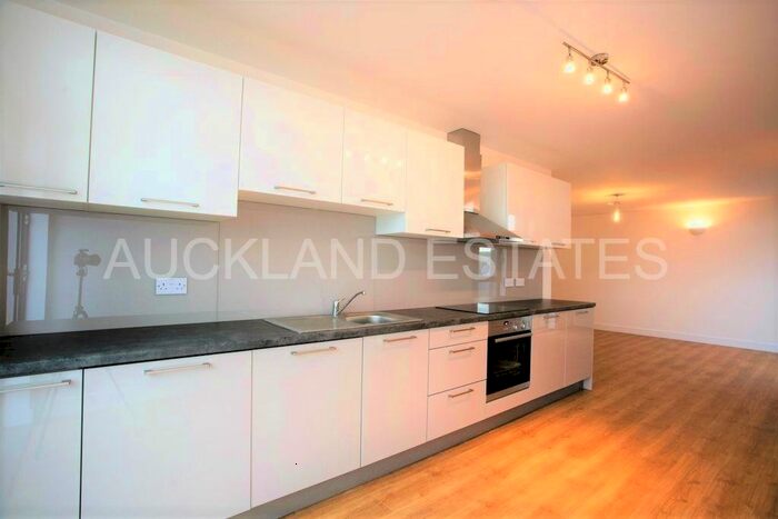 2 Bedroom Flat To Rent In Darkes Lane, Potters Bar, EN6