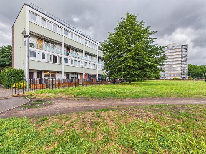 3 Bedroom Maisonette For Sale In Giraud Street, Poplar, E14
