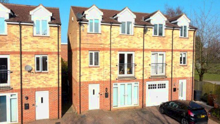 4 Bedroom Semi-Detached House To Rent In Church Lane, Crossgates, Leeds, Uk, LS15