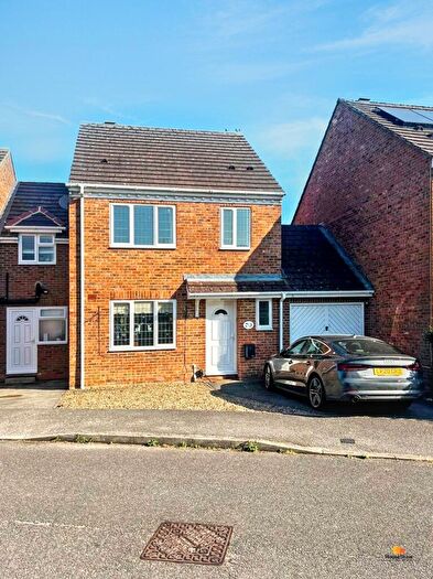 3 Bedroom Link Detached House To Rent In Avocet Way, Aylesbury, HP19
