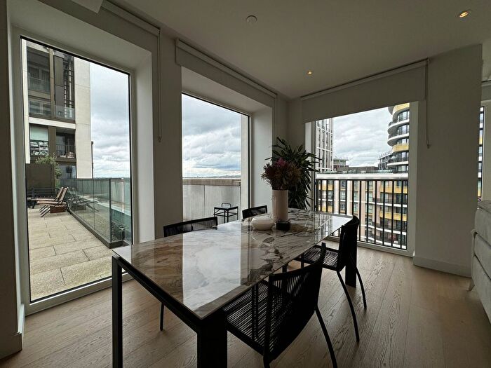 3 Bedroom Flat To Rent In White City Living, London, W12