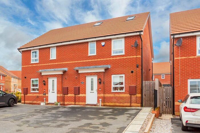 4 Bedroom Semi-Detached House For Sale In Monckton Road, Pontefract, Wakefield, WF8