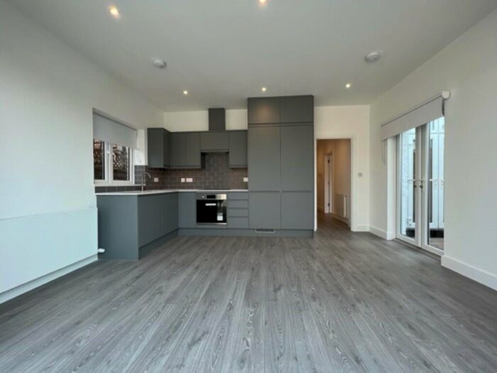 2 Bedroom Apartment To Rent In Queens Road, London, NW4