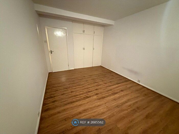 1 Bedroom Flat To Rent In Rockley Court, London, W14