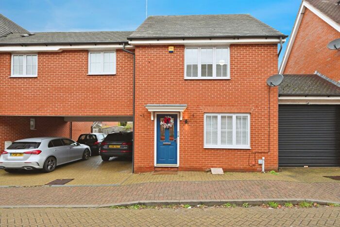 3 Bedroom Semi-Detached House For Sale In Hayden Road, Waltham Abbey, EN9