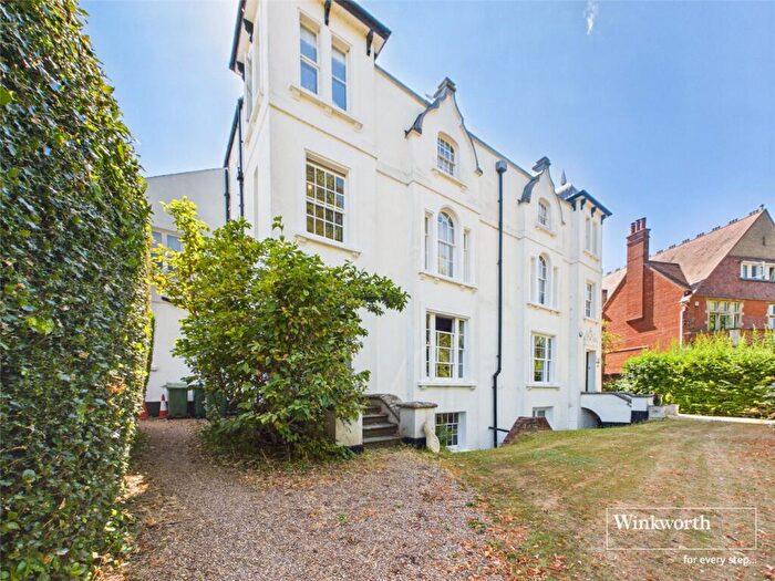 2 Bedroom Apartment For Sale In Donnington Square, Newbury, Berkshire, RG14