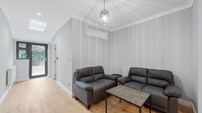 2 Bedroom Flat To Rent In Frithville Gardens, London, W12