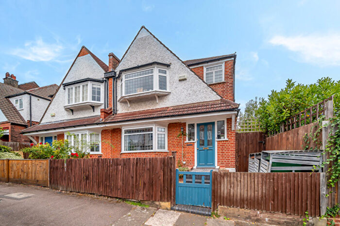 3 Bedroom Semi-Detached House For Sale In Dukesthorpe Road, Sydenham, SE26