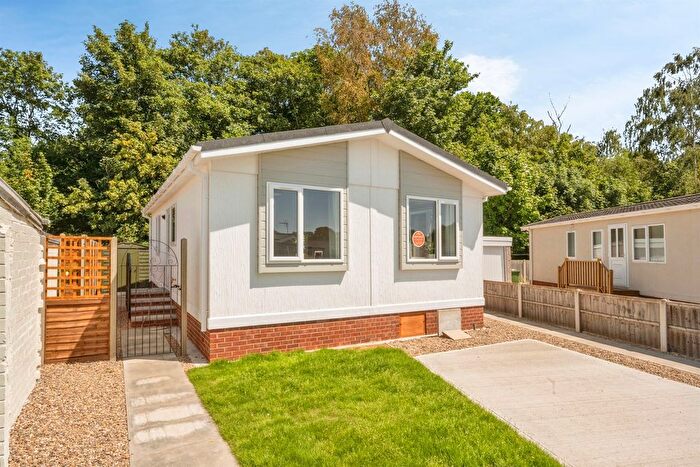 2 Bedroom Mobile/park Home For Sale In First Avenue, Scunthorpe, DN17