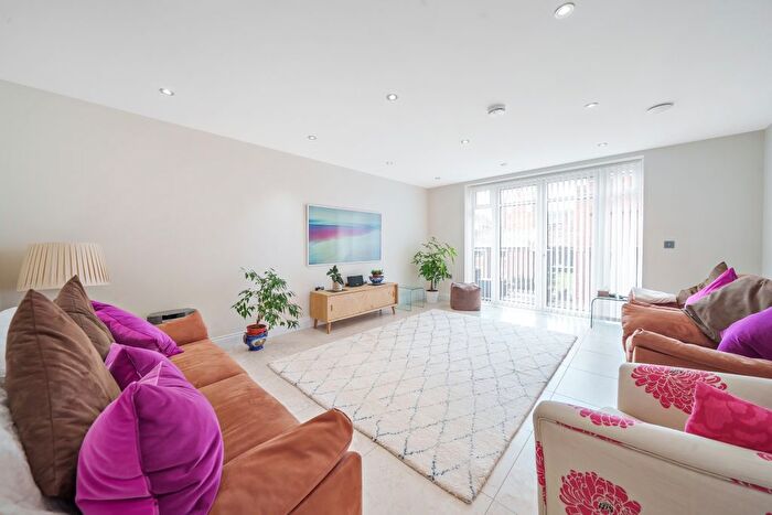 3 Bedroom Flat To Rent In Marlborough Drive, Bushey, WD23
