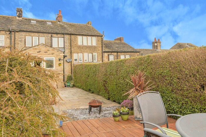 2 Bedroom Cottage For Sale In The Village, Thurstonland, Huddersfield, HD4