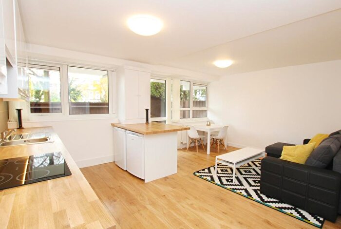 3 Bedroom Flat To Rent In Goulden House, Bullen Street, London, SW11