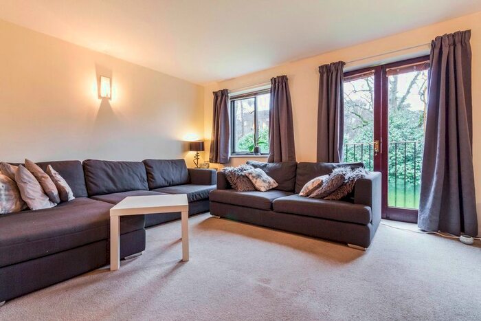 1 Bedroom Flat To Rent In Maple Court, Wayland Close, RG12