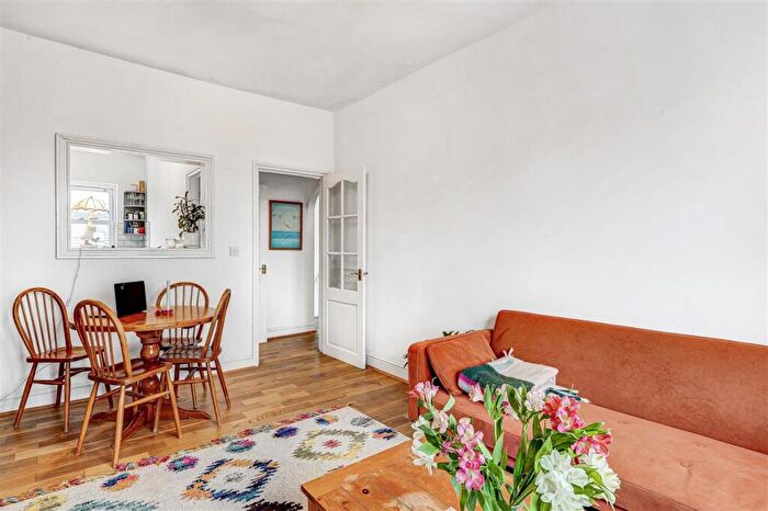 1 Bedroom Flat For Sale In Endlesham Road, SW12