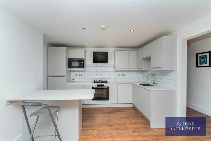 3 Bedroom Flat To Rent In Kings Court, Castlebar Park, Ealing, W5