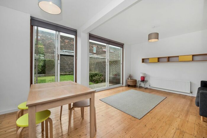 2 Bedroom Property To Rent In Deventer Crescent, East Dulwich, London SE22