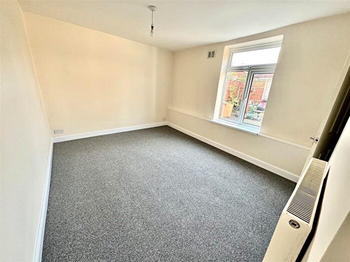 1 Bedroom Flat To Rent In South Street North, New Whittington, Chesterfield, S43