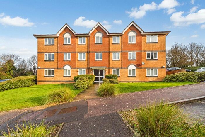 2 Bedroom Apartment For Sale In Hebbecastle Down, Warfield, Berkshire, RG42