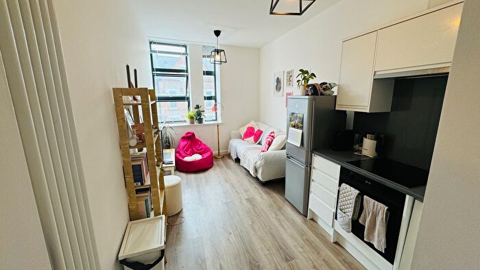 2 Bedroom Flat To Rent In Balham High Road, London, SW12