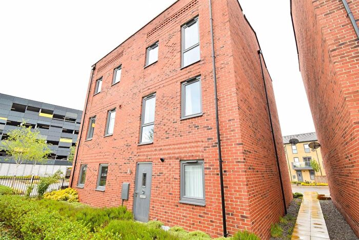 2 Bedroom Town House To Rent In Carnforth Avenue, Wakefield, WF1