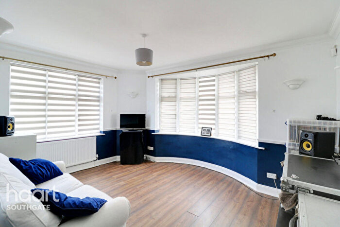 4 Bedroom Bungalow For Sale In Ryhope Road, London, N11