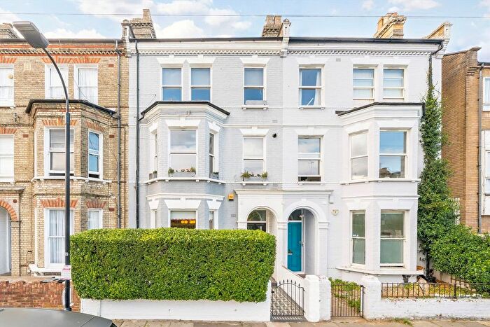 2 Bedroom Flat For Sale In Thornfield Road, Shepherds Bush, W12