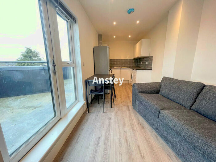 3 Bedroom Flat To Rent In Portswood Road, Southampton, SO17