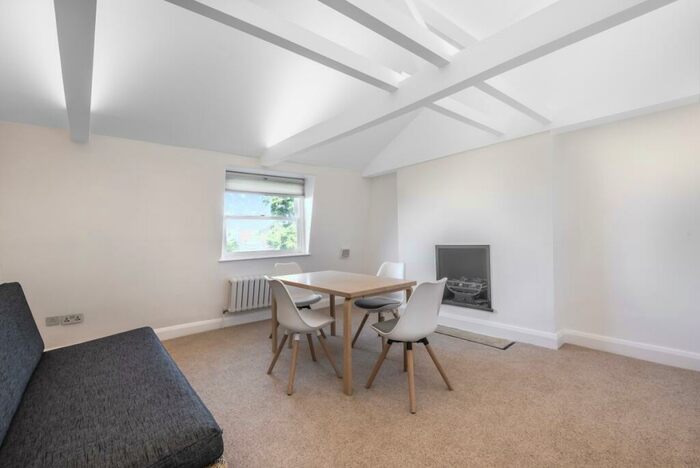 2 Bedroom Flat To Rent In Compton Terrace, Islington, London, N1