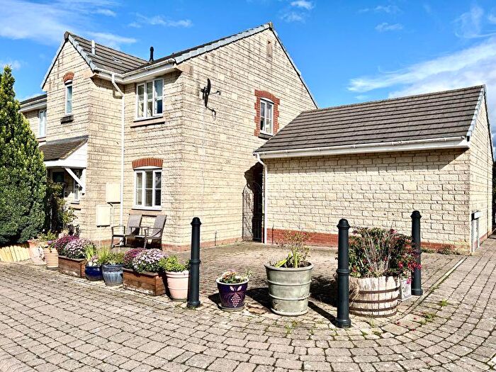 3 Bedroom End Of Terrace House For Sale In Honeysuckle Close, Calne, SN11