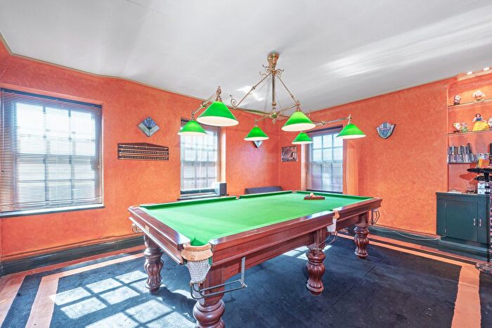 4 Bedroom Flat For Sale In Bridge Lane, Temple Fortune, London, NW11
